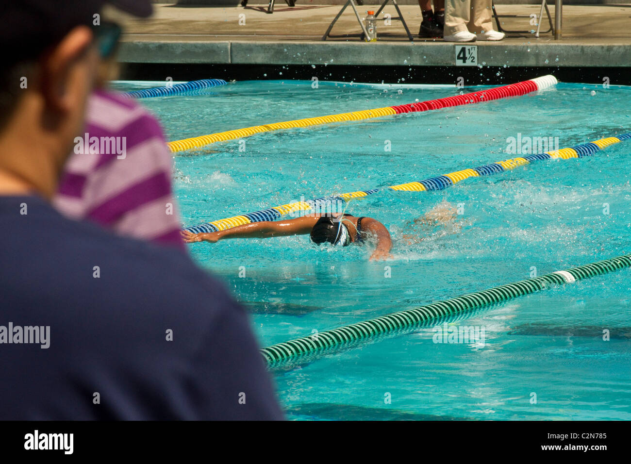 La gioventù swim meet gara competere speedo acqua di piscina boy girl kid bambino al seno respiro di corsa veloce sun health esercizio 13 yo 14 15 Foto Stock