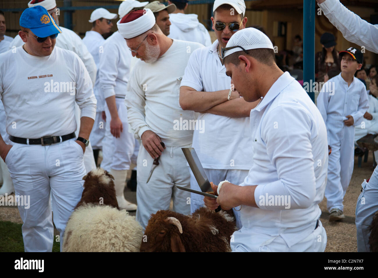 Samaritano uomini affilare i coltelli e preparare per il sacrificio della Pasqua. Monte Gherizim, Israele. 17/04/2011. Foto Stock