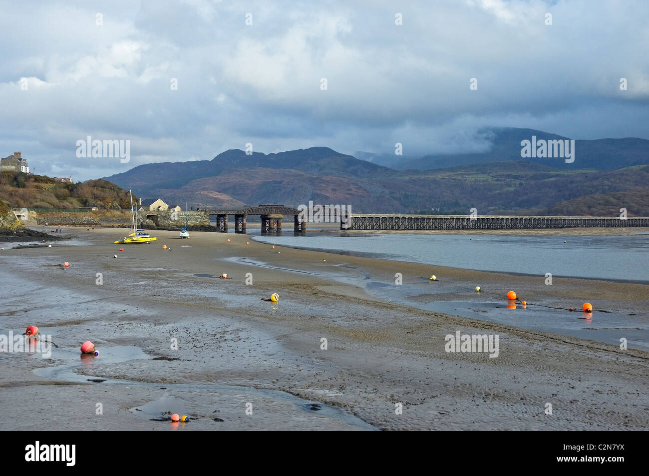 Barmouth Railway Bridge linea sopra l'estuario Mawddach a bassa marea in inverno Gwynedd metà Galles Regno Unito Regno Unito Gran Bretagna Foto Stock