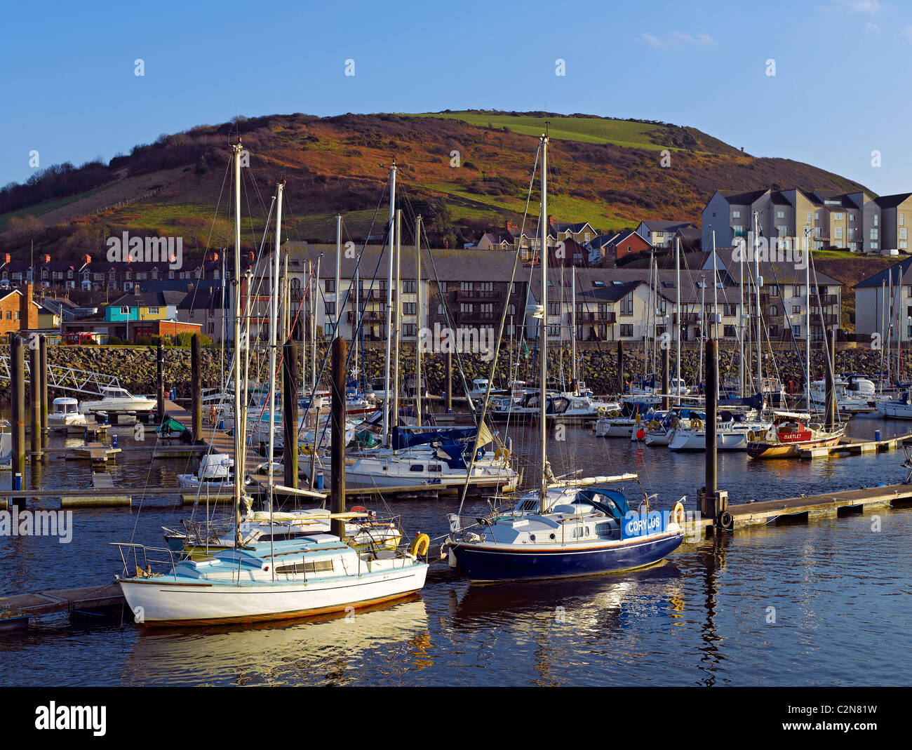 Barche a vela a Aberystwyth Harbour Marina Ceredigion Cardiganshire MID Wales Regno Unito GB Gran Bretagna Foto Stock