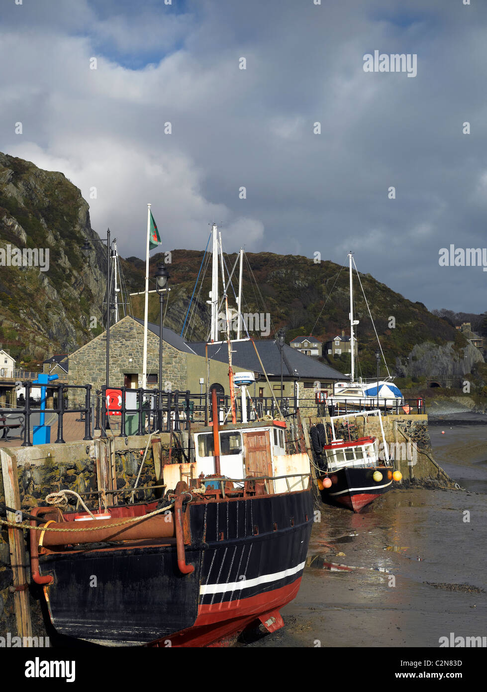 Barche da pesca nel porto con la bassa marea in inverno Barmouth Gwynedd Galles centrale Regno Unito Regno Unito Gran Bretagna Foto Stock