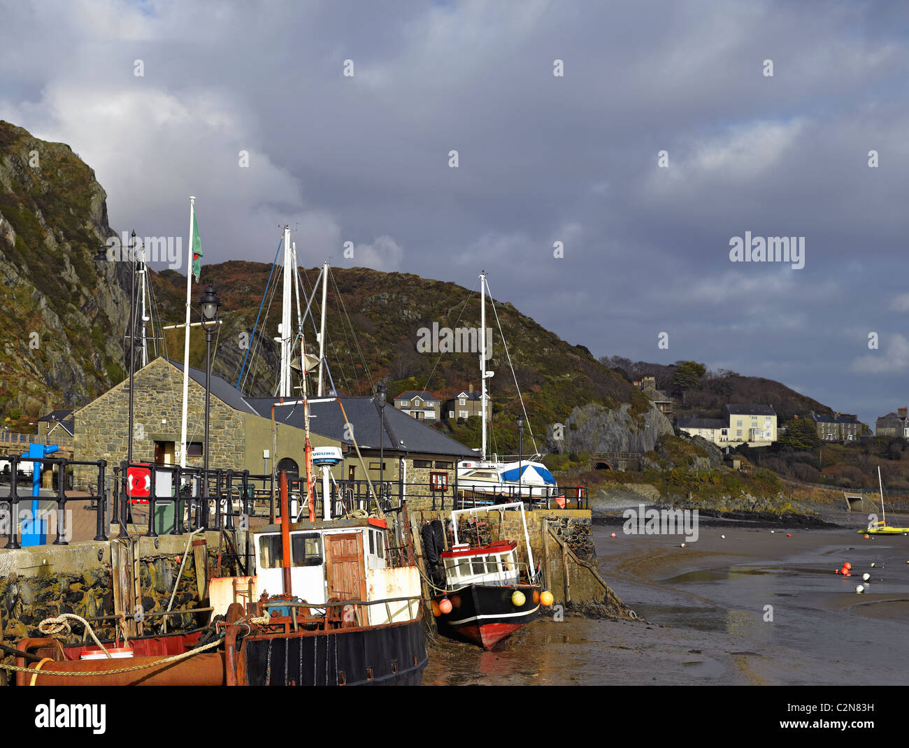 Barche da pesca a bassa marea in inverno Barmouth Harbour Gwynedd metà Galles Regno Unito GB Gran Bretagna Foto Stock