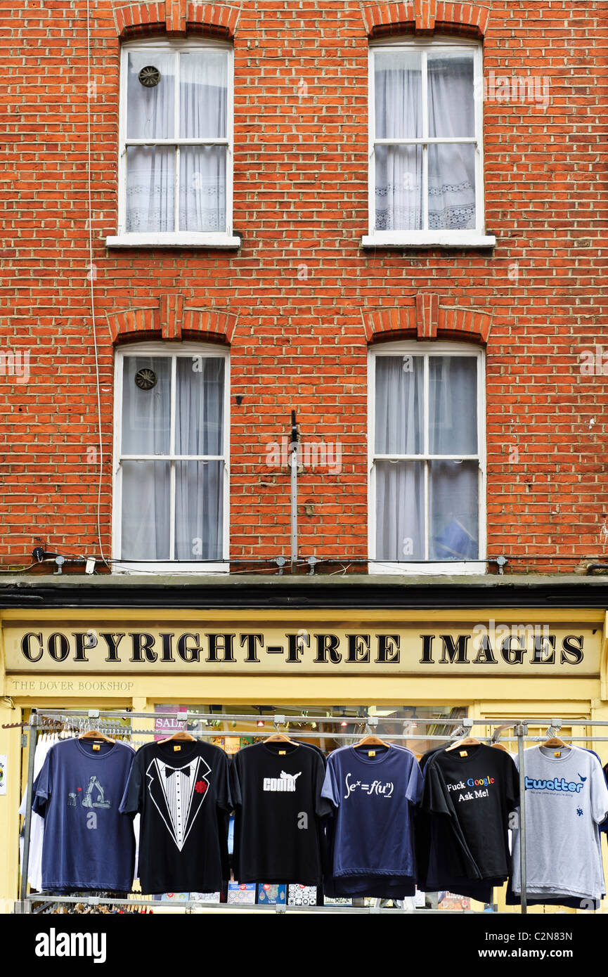 Negozio di fronte a Londra in Covent Garden con la prova 'Copyright-Free immagini'. Il nome del negozio è 'il Dover Book Shop". Un mercato in stallo w Foto Stock