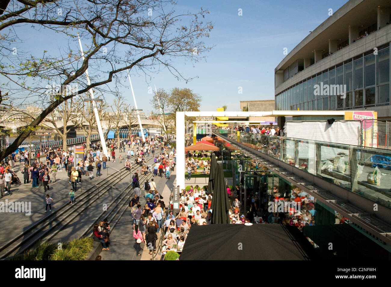 La folla di persone South Bank Royal Festival Hall London Inghilterra England Foto Stock