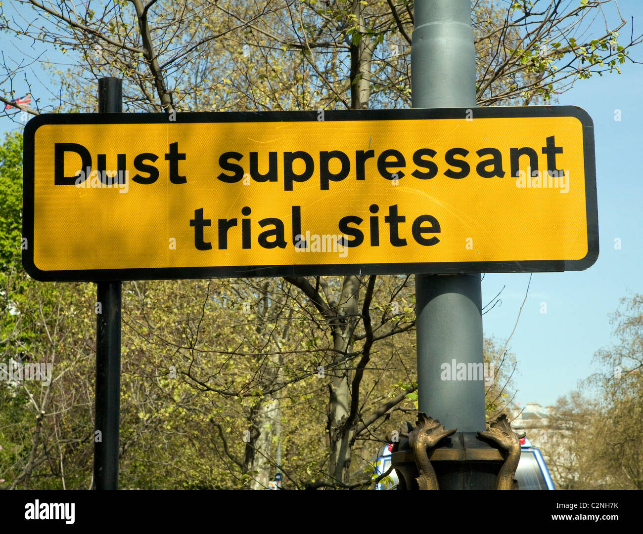 Segno soppressore di polvere sito di prova Londra il terrapieno Foto Stock