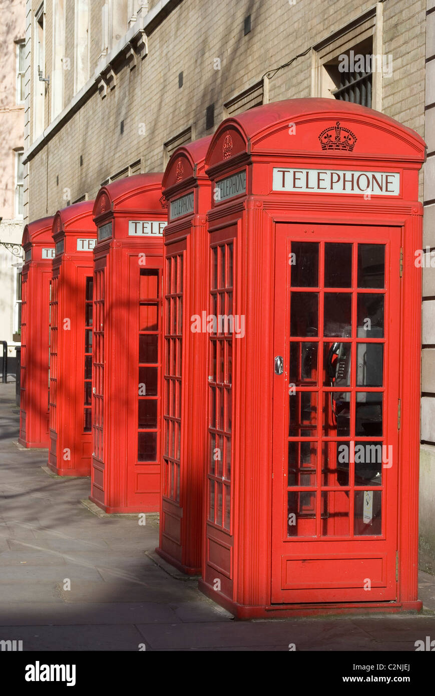 Vecchio telefono rosso scatole, ampia corte, vicino al Royal Opera House Covent Garden, Londra, WC2, Inghilterra Foto Stock