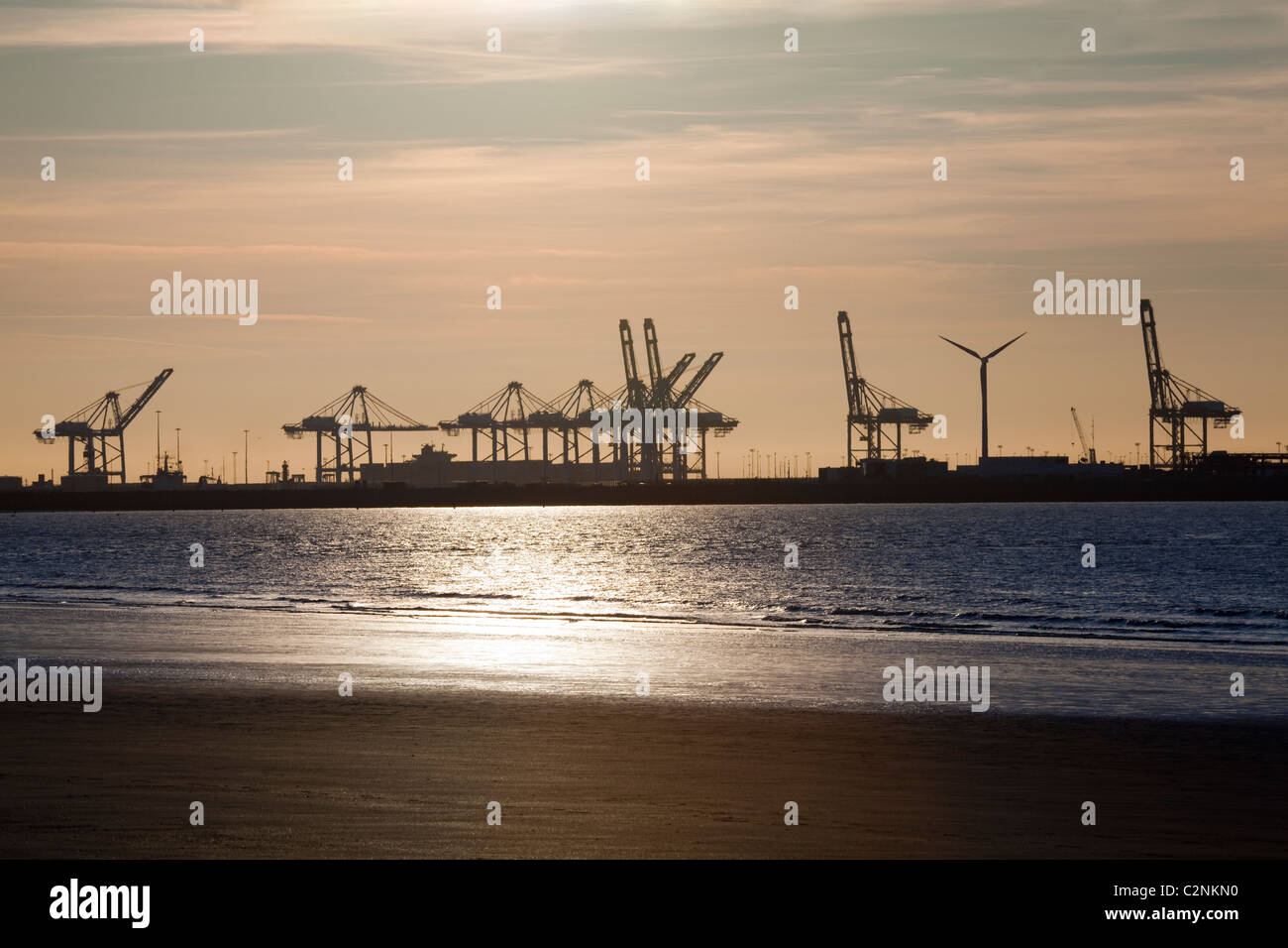 Porto di Zeebrugge di sera. Vista da Knokke-Heist. Foto V.D. Foto Stock
