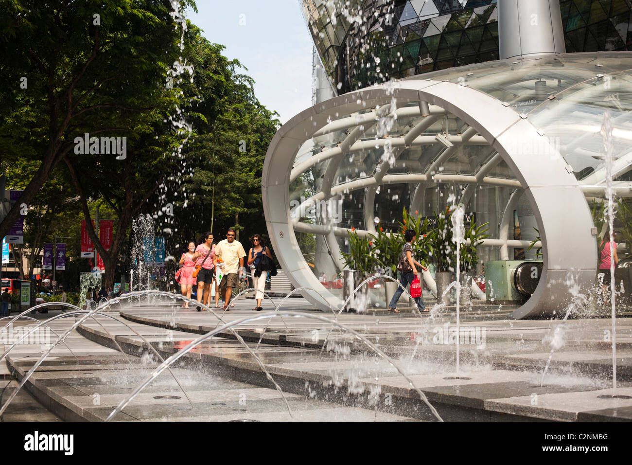 A livello della strada entrata a MRT e ION Orchard shopping mall da Benoy ed RSP architetti progettisti e ingegneri. Si trova su Orchard Foto Stock