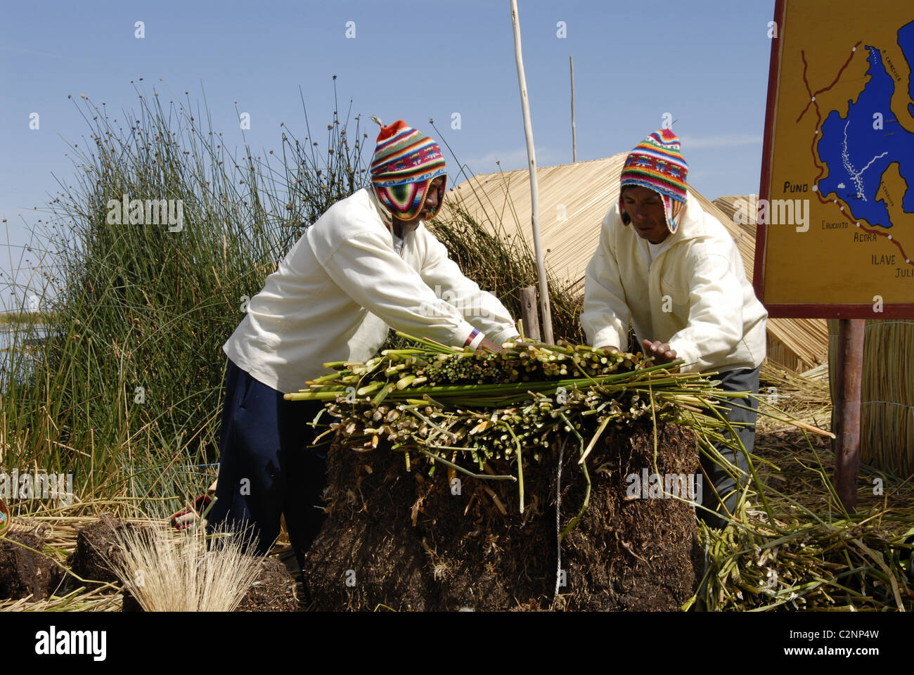 Indiani Uros su Winay Totora isola galleggiante, il lago Titicaca, Perù Foto Stock