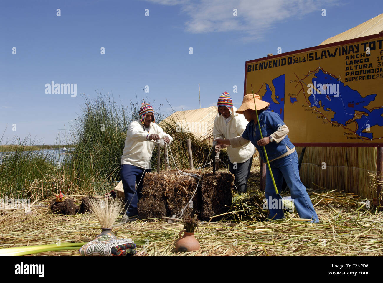 Indiani Uros su Winay Totora isola galleggiante, il lago Titicaca, Perù Foto Stock