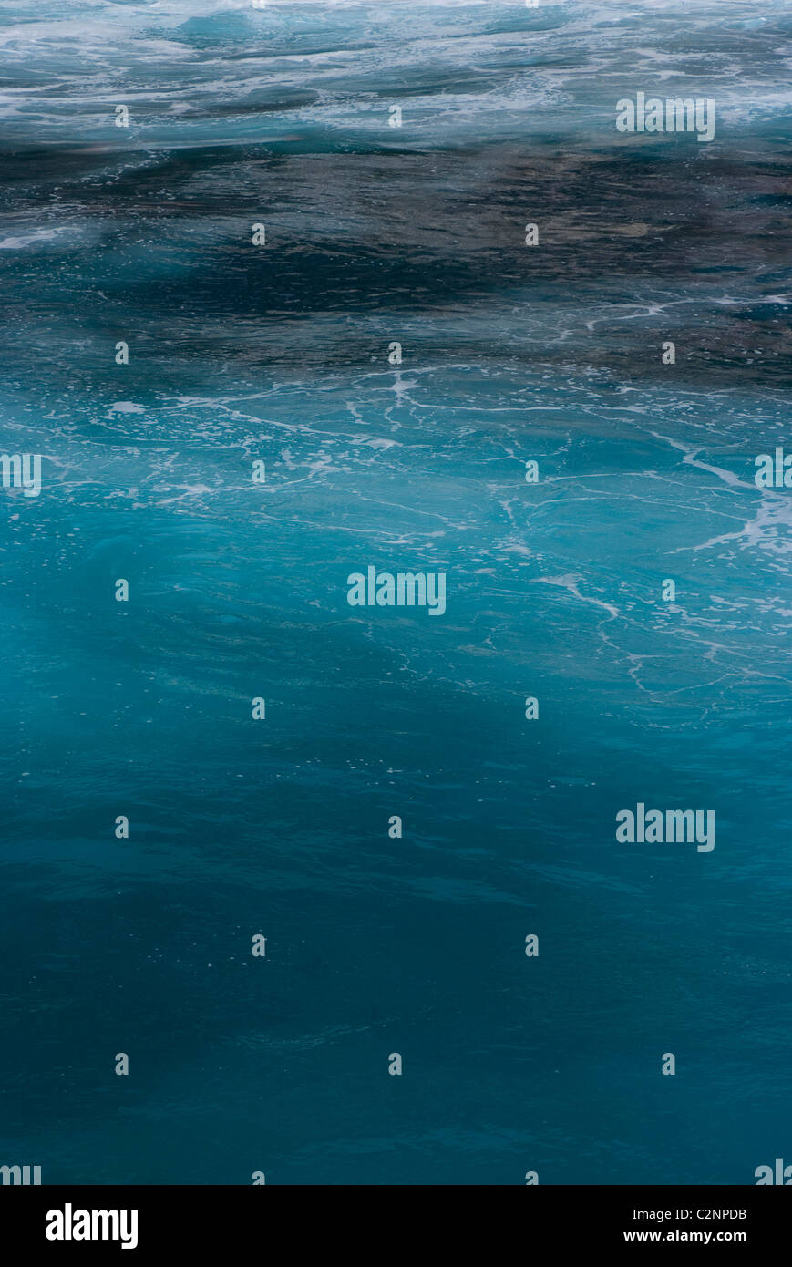 Il verde-azzurro delle acque del mar Mediterraneo nel porto di Amalfi Costiera Amalfitana, Campania, Italia Foto Stock