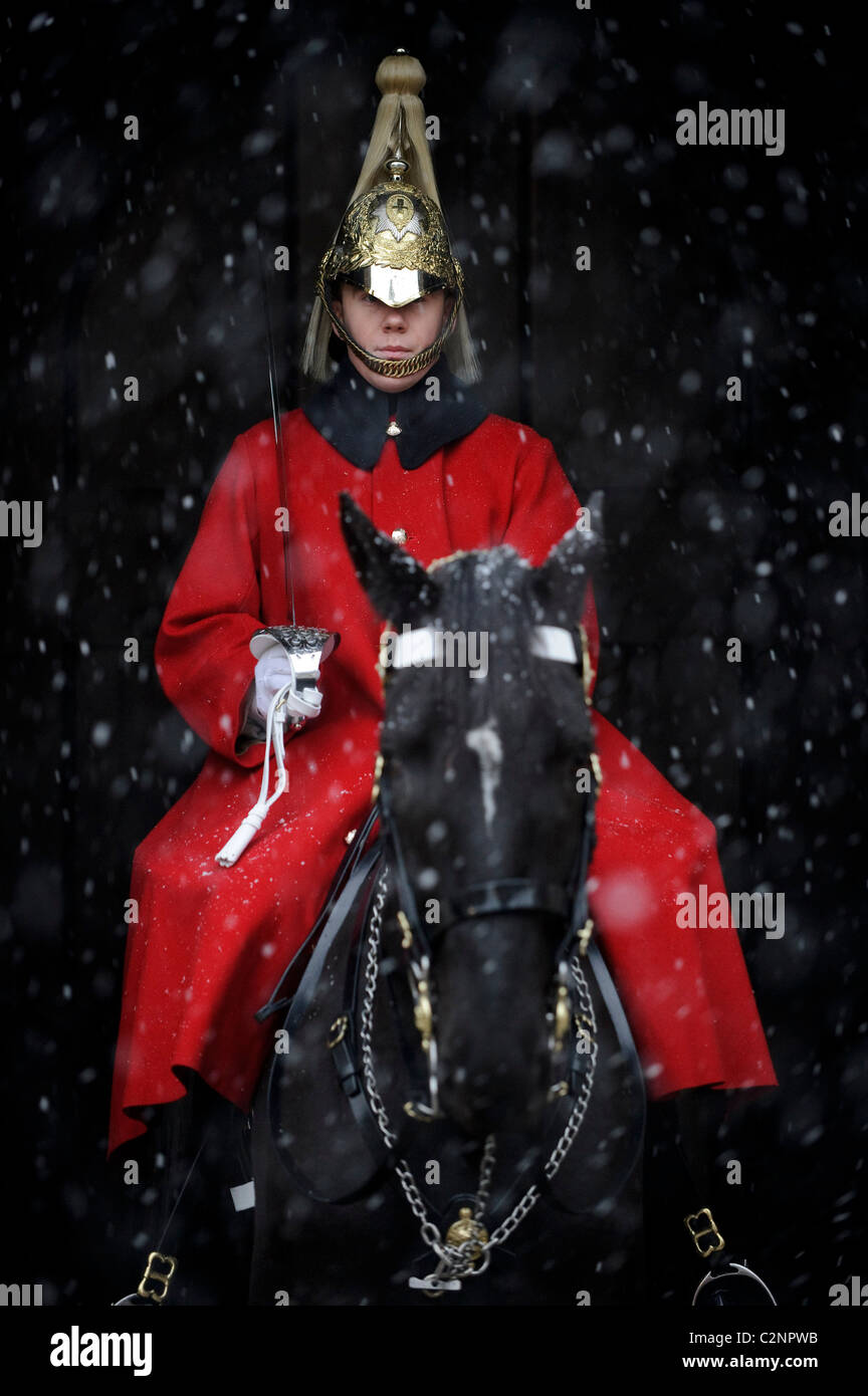 La neve cade su Londra, The Royal Horseguards preparare per il cambio della guardia, Whitehall, Londra, 6 gennaio 2010. Foto Stock