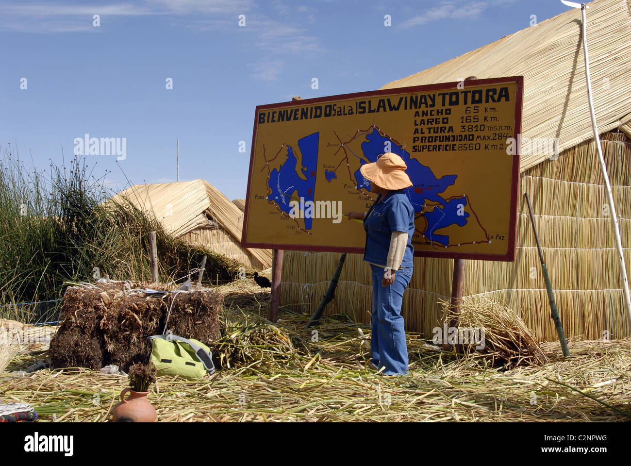 Indiani Uros su Winay Totora isola galleggiante, il lago Titicaca, Perù Foto Stock
