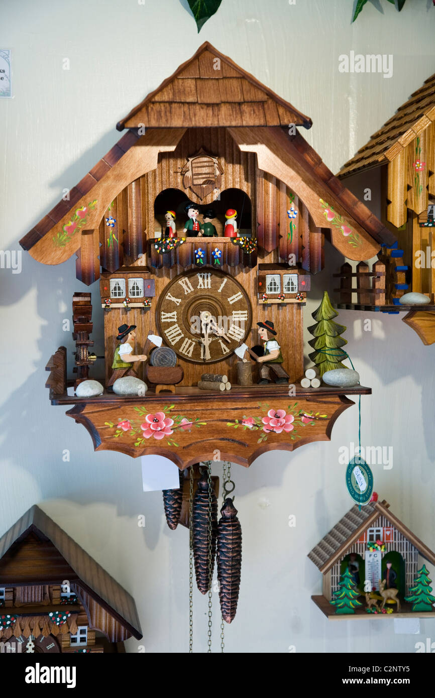 Allestita cuculi orologi a parete in un negozio di clock. Foto Stock