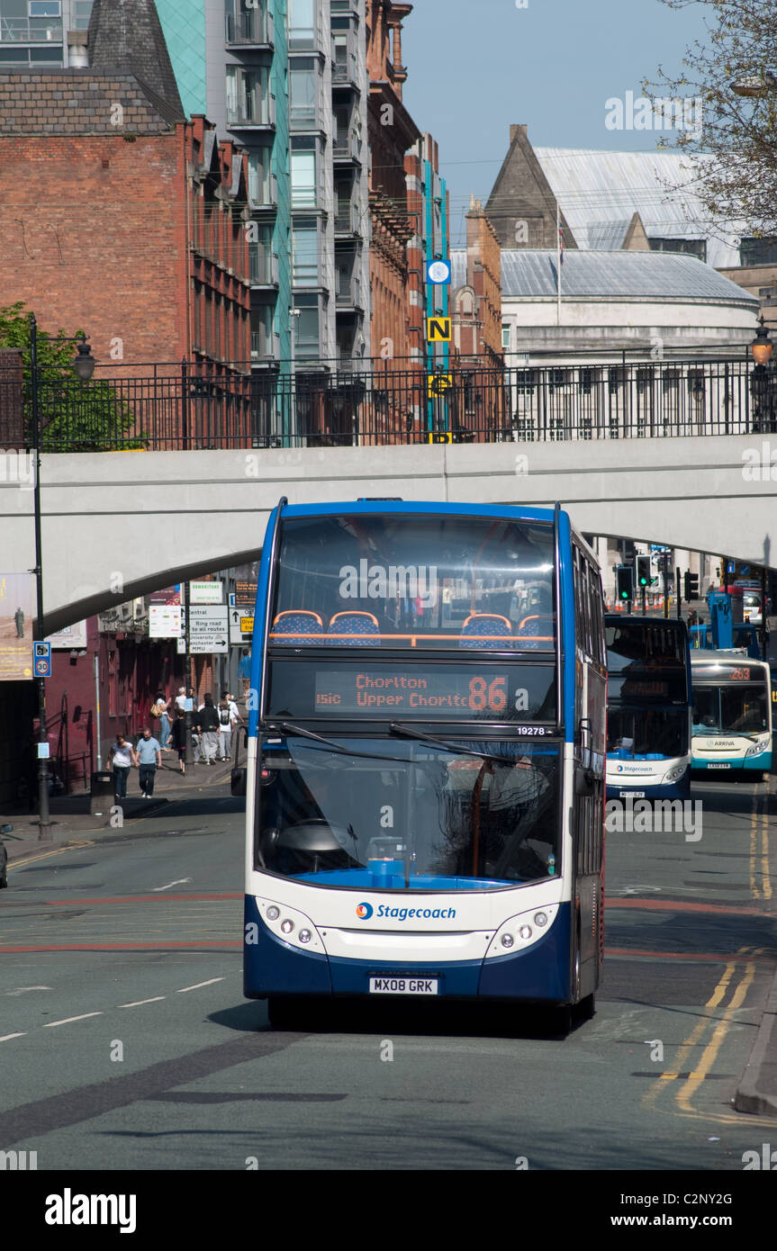 Stagecoach bus su Oxford Road in direzione di distanza dal centro della città, Manchester, Regno Unito Foto Stock