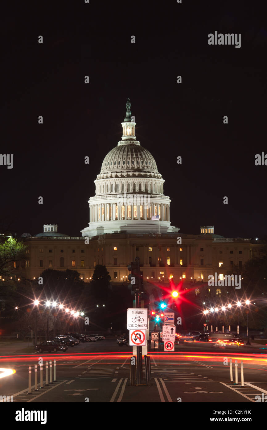 Il traffico che attraversa la Pennsylvania Avenue di notte crea percorsi di luce davanti a noi il Campidoglio di Washington, DC. Foto Stock Il traffico che attraversa la Pennsylvania Avenue di notte crea percorsi di luce davanti a noi il Campidoglio di Washington, DC. Foto Stock