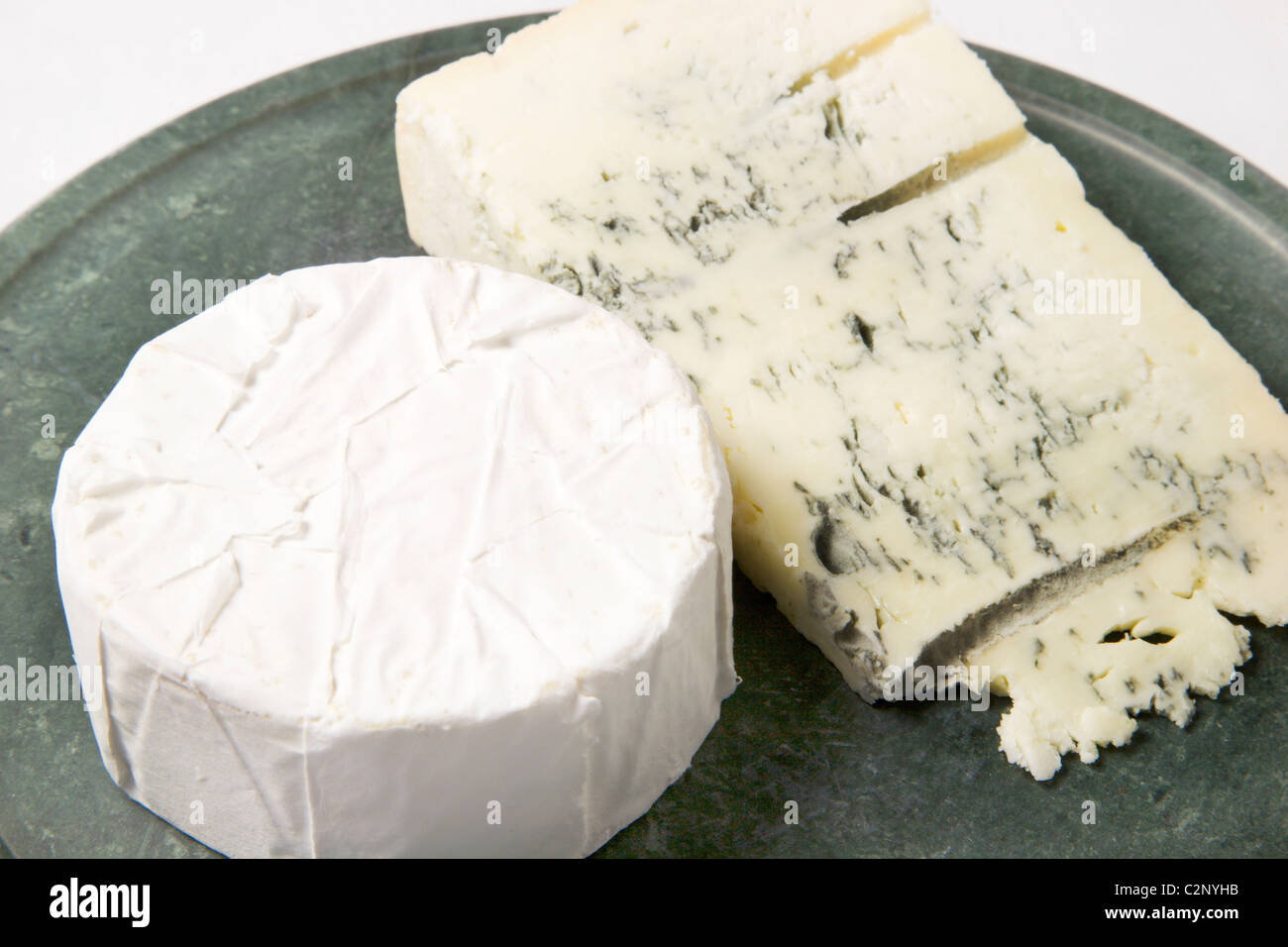 Brie e Gorgonzola su formaggi Foto Stock