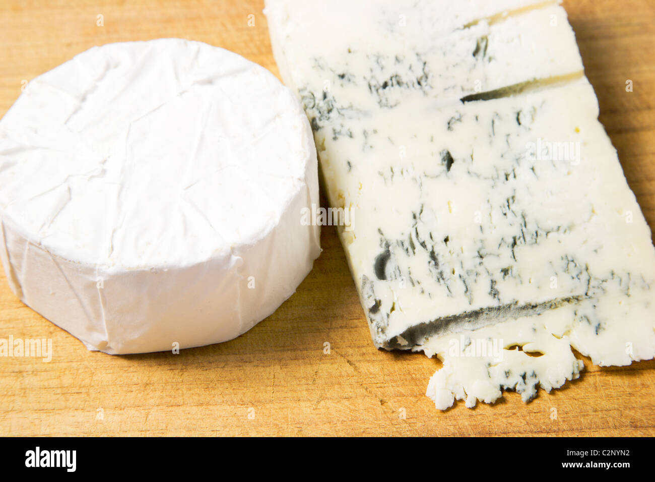 Brie e Gorgonzola su un formaggi in legno Foto Stock