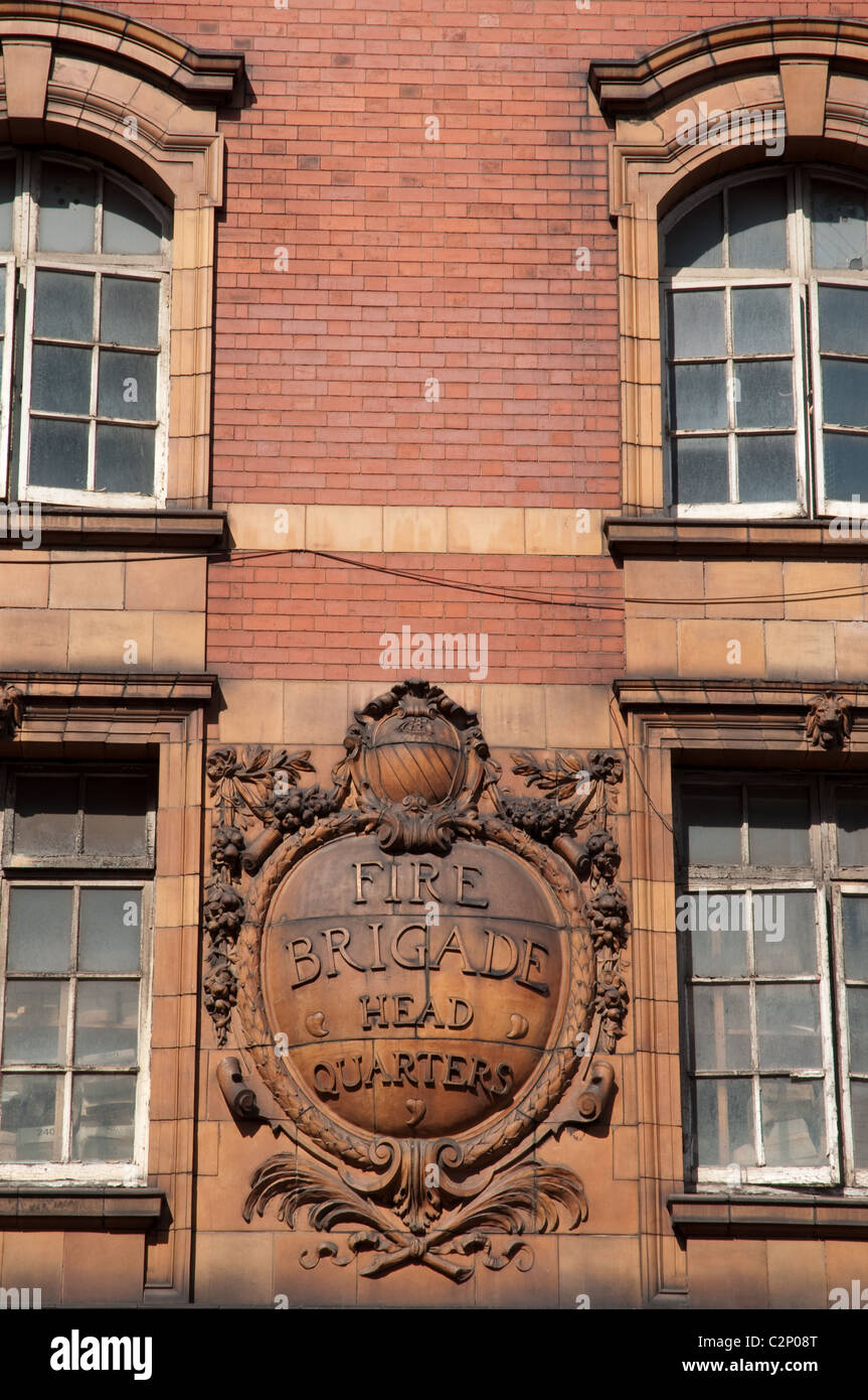 Vigili del Fuoco capo quarti segno di terracotta,London Road stazione dei vigili del fuoco,Manchester.Aperto nel 1906,Il Grade ii Listed. Foto Stock