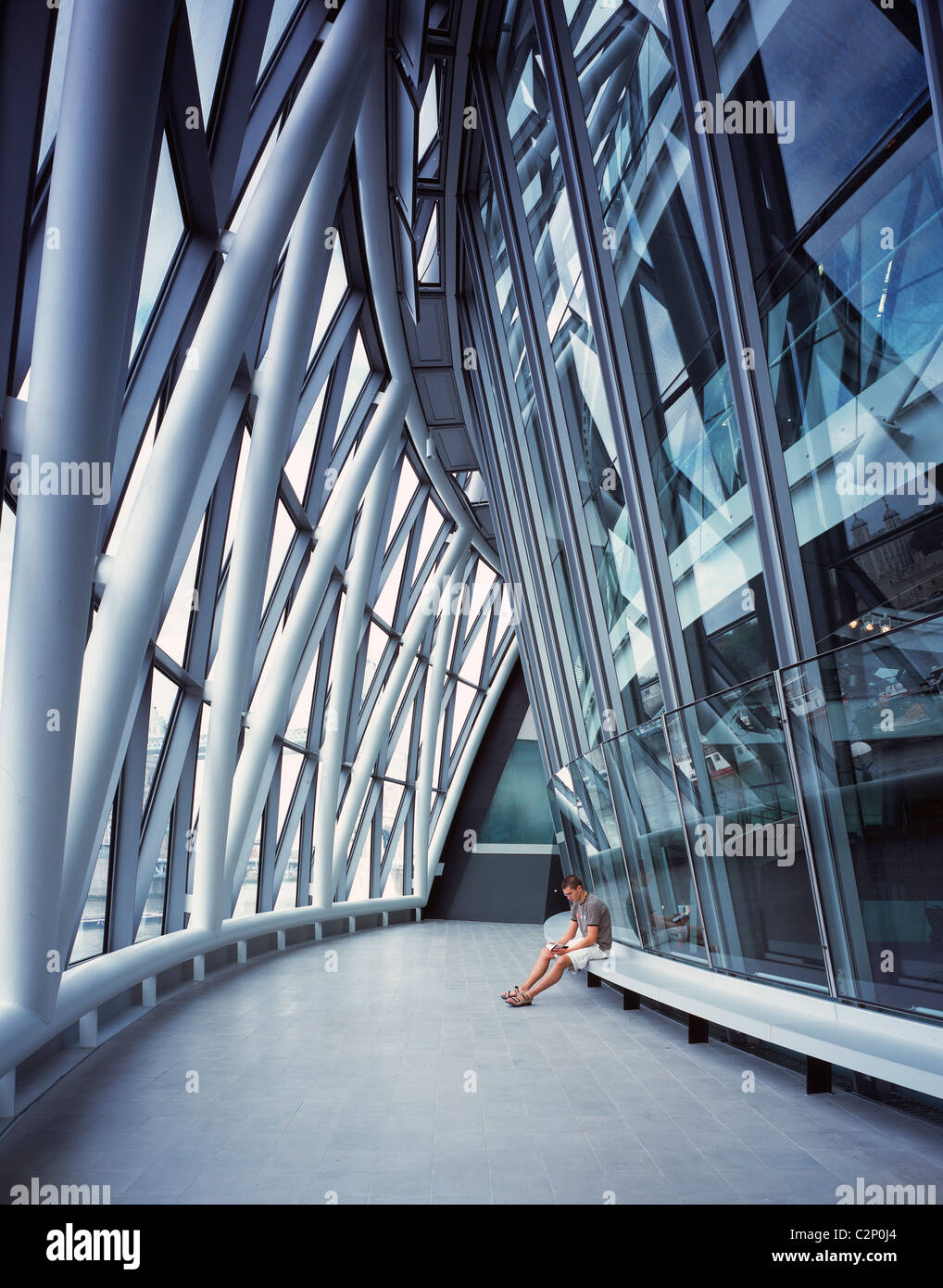 Municipio GLA, Londra. Interno con la figura di lettura. 1999-2002 Foto Stock