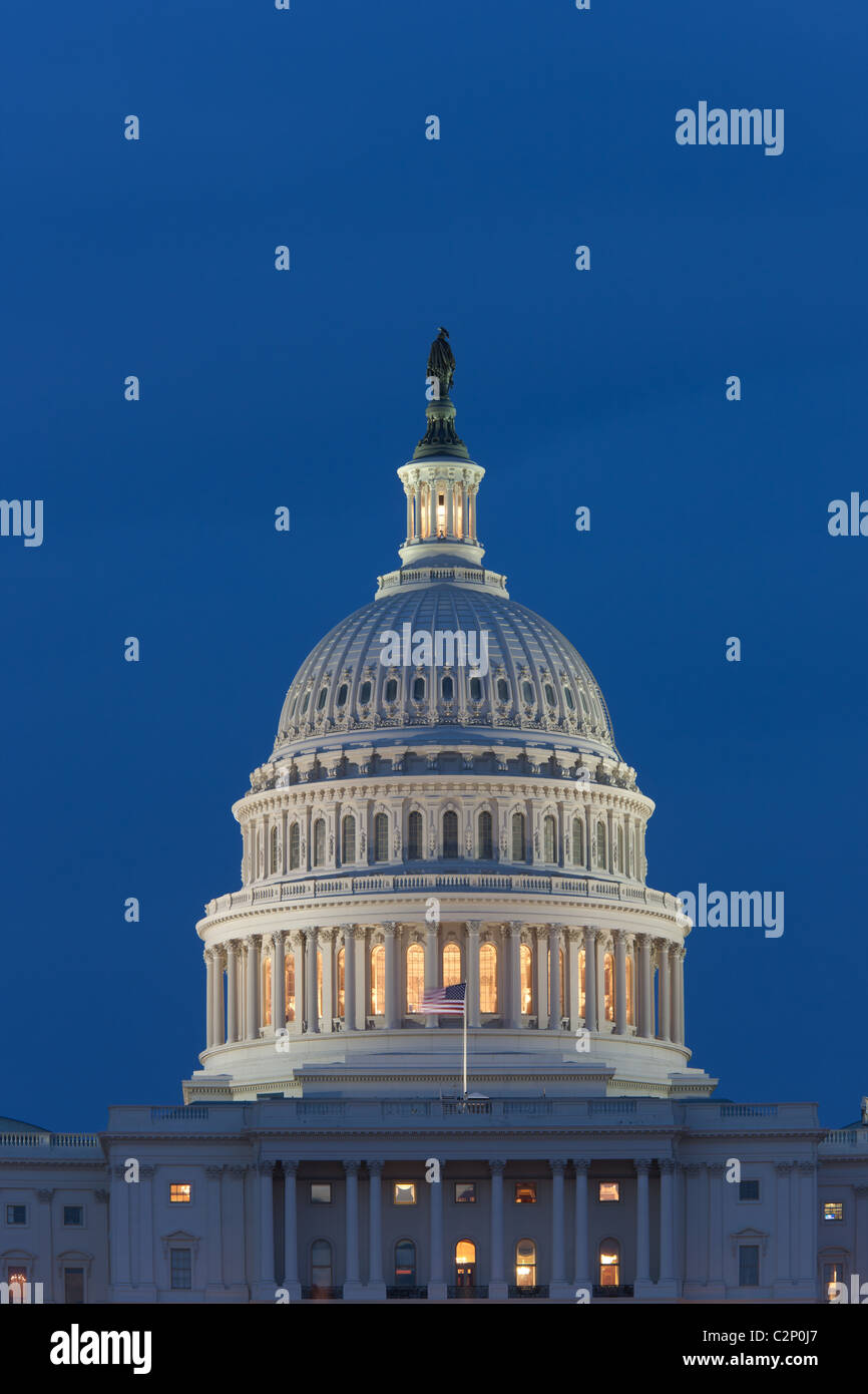 Si accende il Campidoglio US edificio al crepuscolo in Washington, DC. Foto Stock