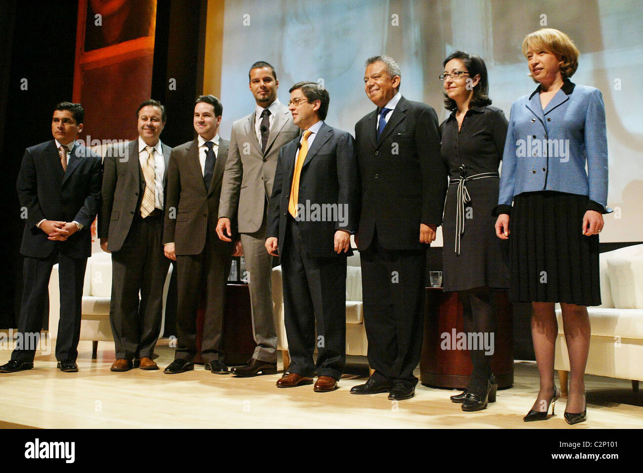 Mauricio vivaio, Ricky Martin, Luis Alberto Moreno Lancio di "Call e Live: 1-888-668-7282', un anti-traffico hotline per Foto Stock