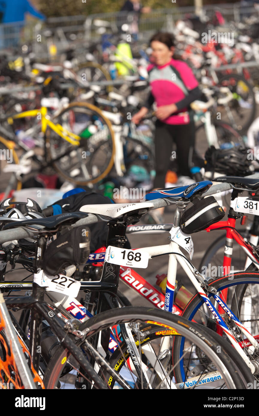 Zona di transizione per competere tri atleti di triathlon con il kit di cui sei pronto per giro dopo una nuotata Foto Stock