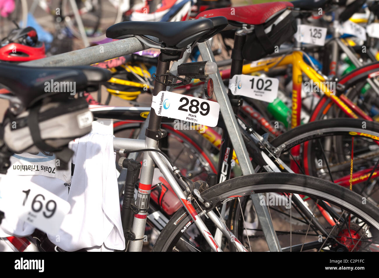 Zona di transizione per competere tri atleti di triathlon con il kit di cui sei pronto per giro dopo una nuotata Foto Stock