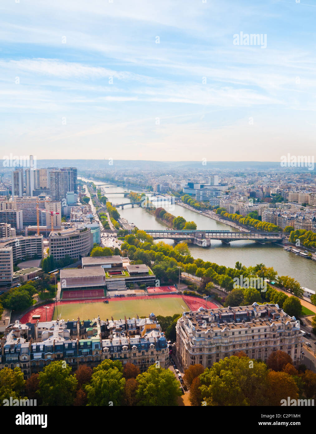 Antenna vista panoramica di Parigi e la Senna come visto dalla Torre Eiffel a Parigi, Francia. Foto Stock
