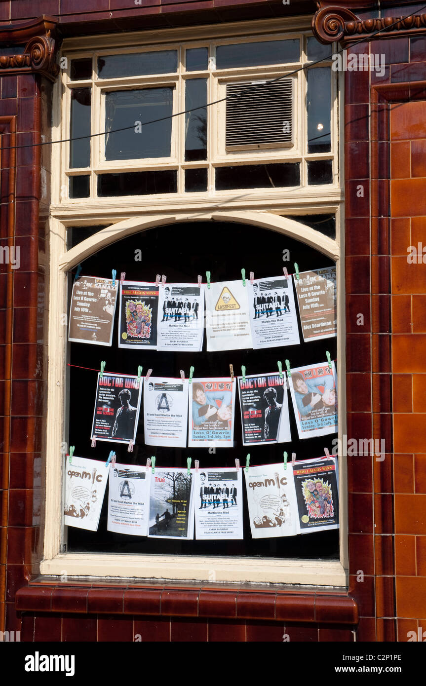 Finestra di visualizzazione prossimo agisce a Lass 'o' Gowrie iconico Manchester pub.Real ale,pub grub e musica dal vivo Foto Stock