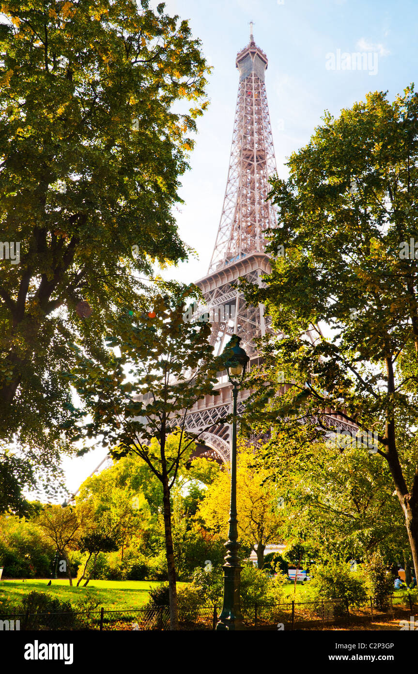 Verticale immagine orientata famosa Torre Eiffel a Parigi, Francia. Foto Stock