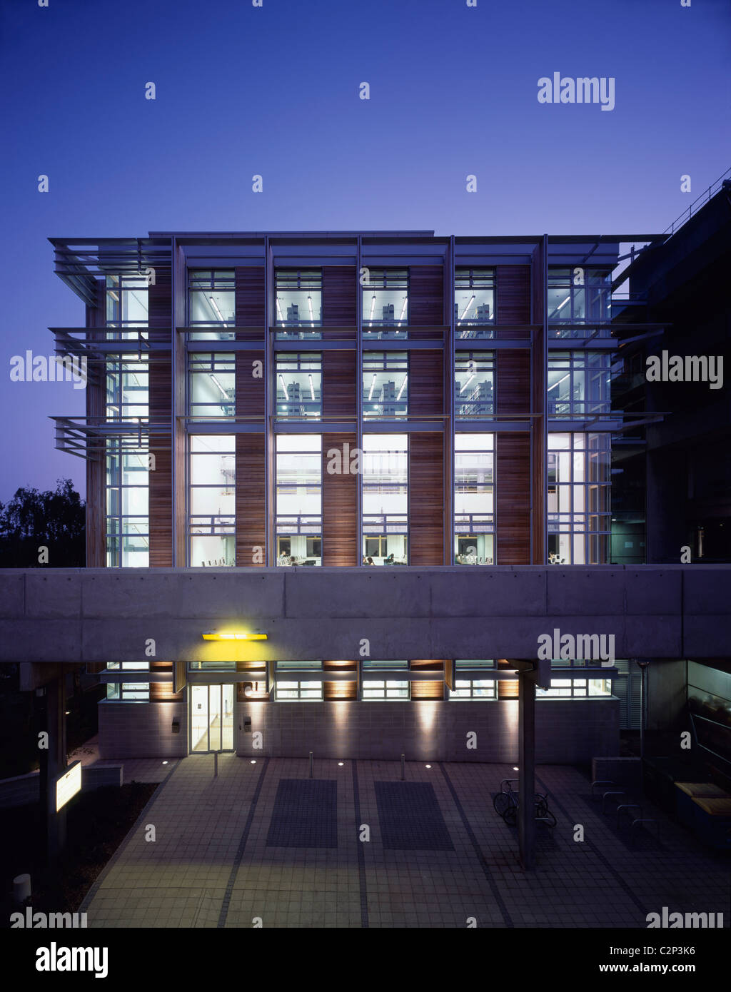 UEA biblioteca, Norwich. Elevazione frontale al crepuscolo. Foto Stock