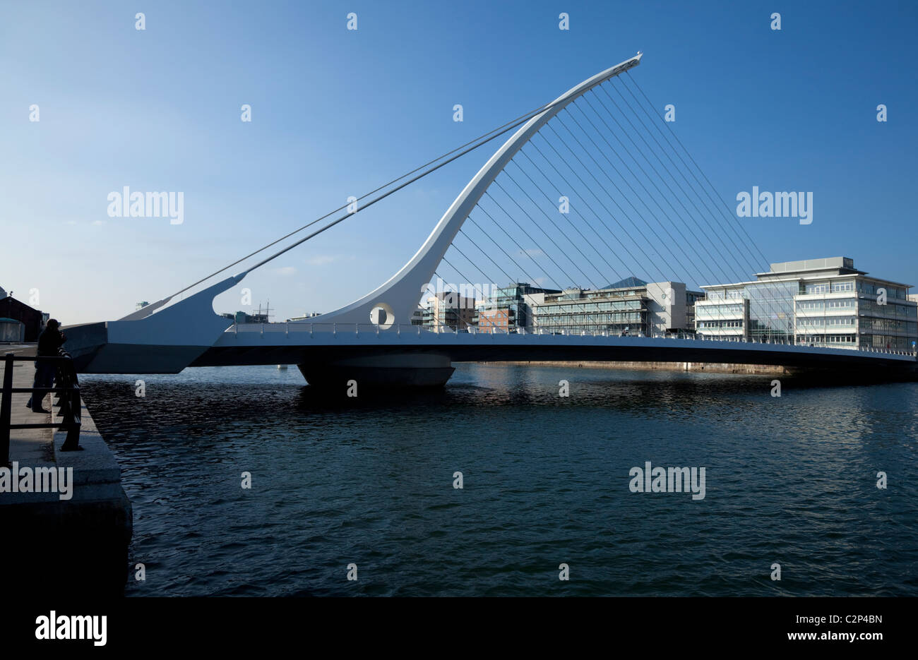Il Samuel Beckett Bridge, progettato da Caltrava e il fiume Liffey, Dublino, Irlanda Foto Stock