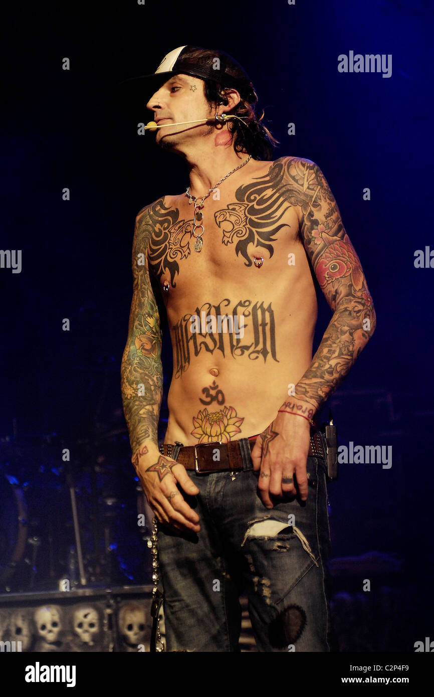 Tommy Lee Motley Crue performing live at the Apollo Hammersmith London, England - 11.06.07 Foto Stock