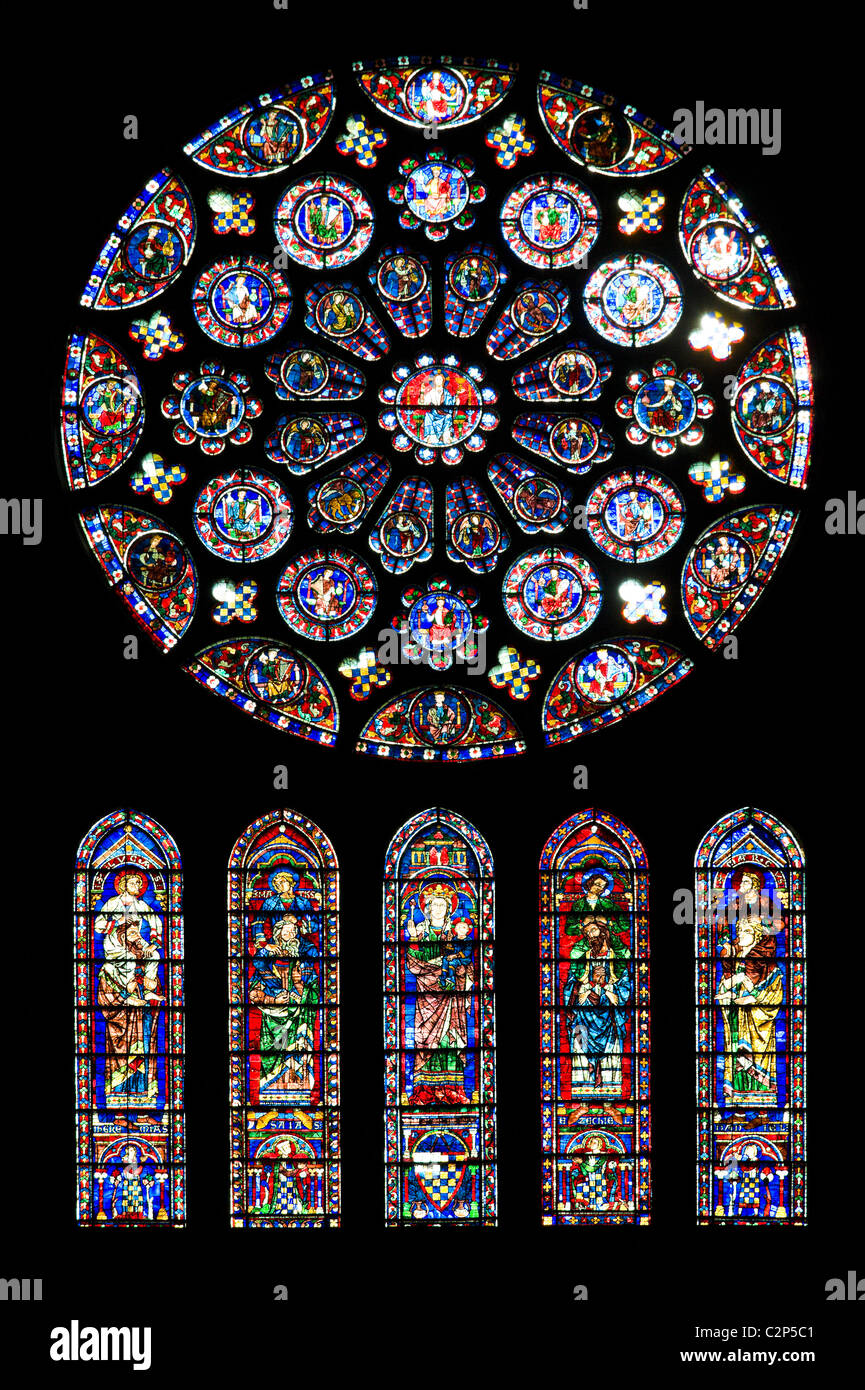Finestra di vetro colorato nella cattedrale di Notre Dame di Chartres, Francia Foto Stock