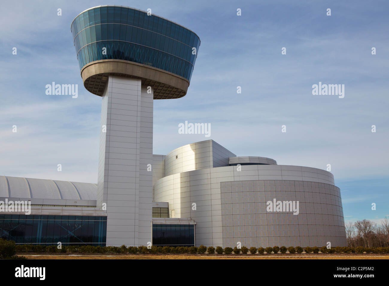 L'Udvar-Hazy Center e Donald D. Engen torre di osservazione, U.S. Lo Smithsonian National Air & Space Museum, Chantilly, VA. Foto Stock