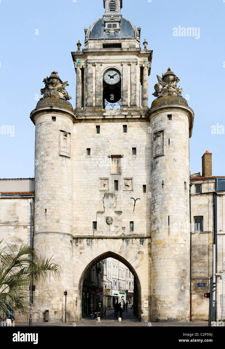 Cancello sotto la Grosse Horloge (Città orologio), La Rochelle, Poitou Charentes, Francia Foto Stock