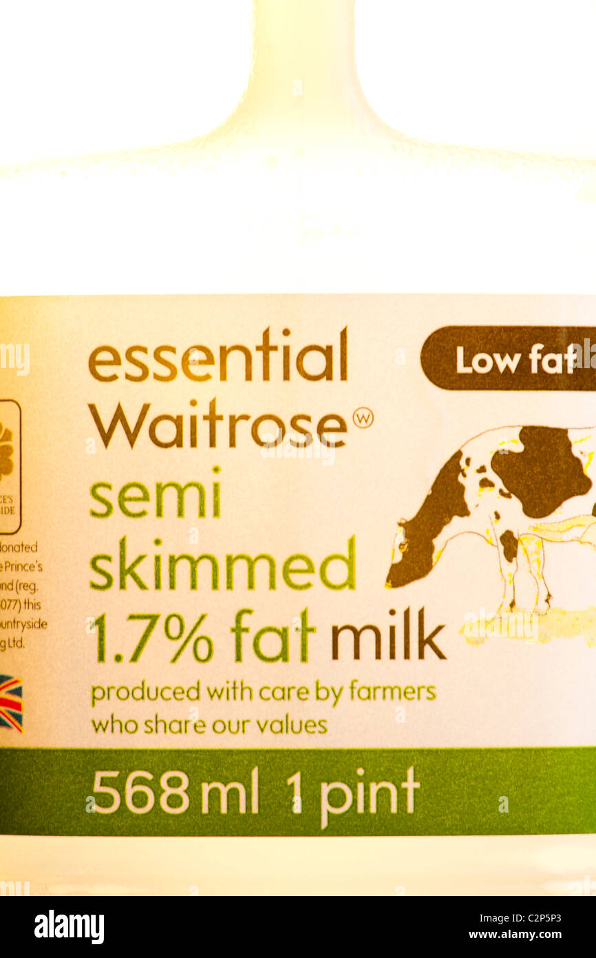 Contenitore in plastica per 1 pinta di Waitrose latte parzialmente scremato, UK. Foto Stock
