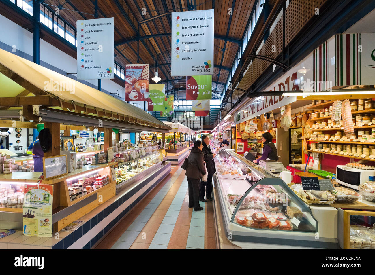 Al mercato al coperto Les Halles, Bayonne (Baiona), la costa basca, Francia meridionale Foto Stock