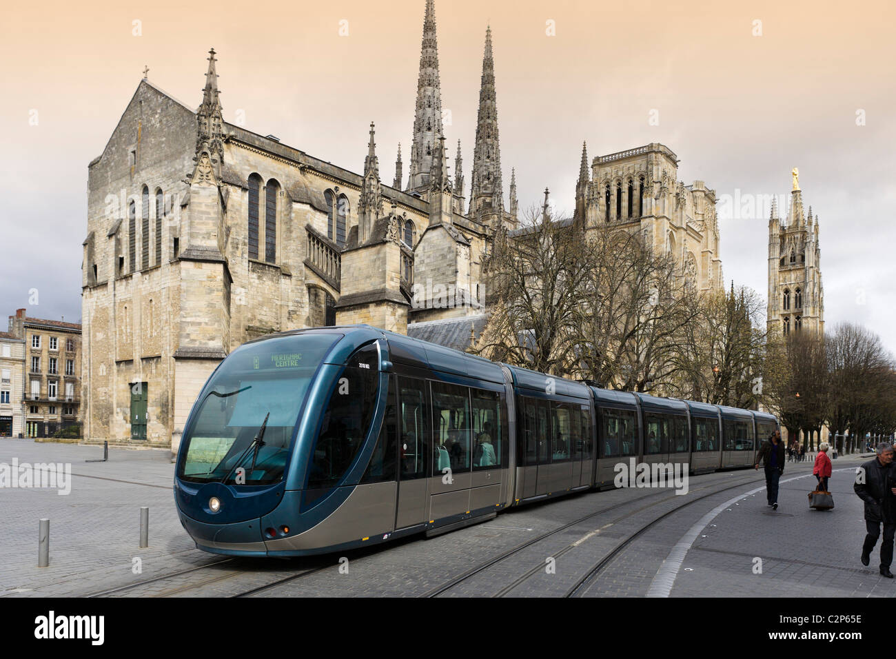 Moderno tram di fronte a St Andre Cattedrale e la torre di Pey Berland nel centro della città di Bordeaux Aquitania, Francia Foto Stock