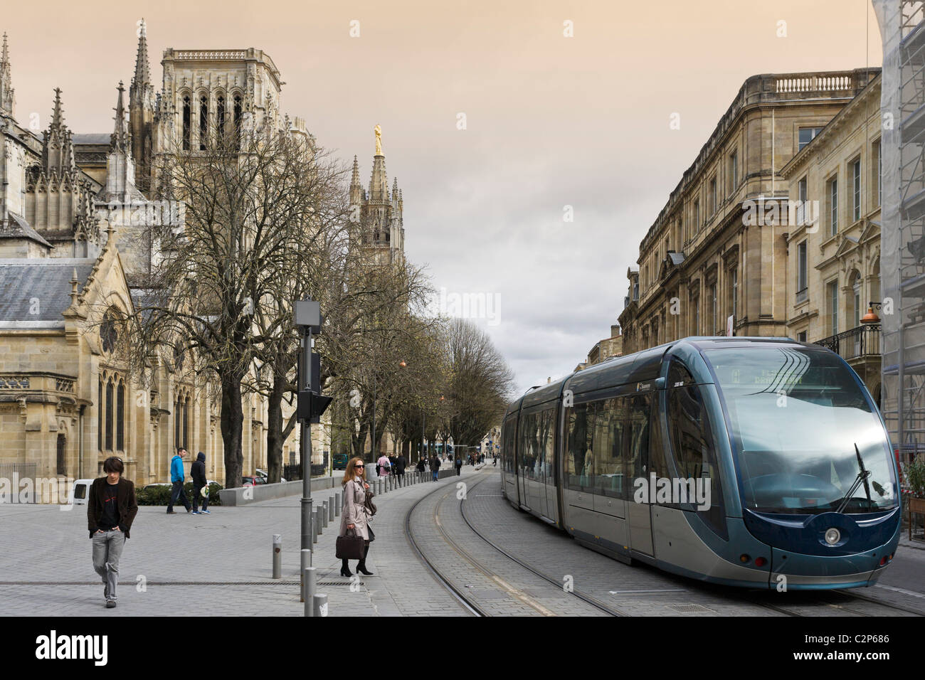 Moderno tram di fronte a St Andre Cattedrale e la torre di Pey Berland nel centro della città di Bordeaux Aquitania, Francia Foto Stock