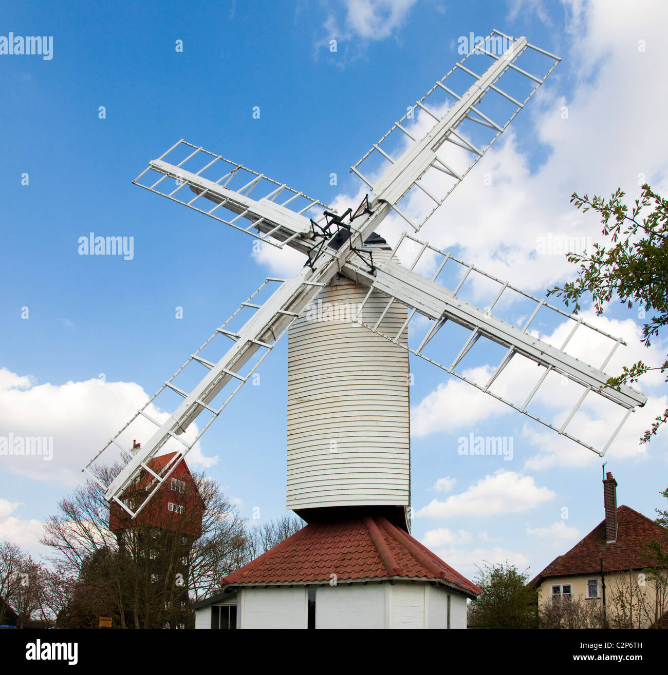 Il mulino a vento che utilizzati per pompare acqua in acqua torre che ora è diventato la casa di nuvole, Thorpeness, Suffolk, Regno Unito Foto Stock