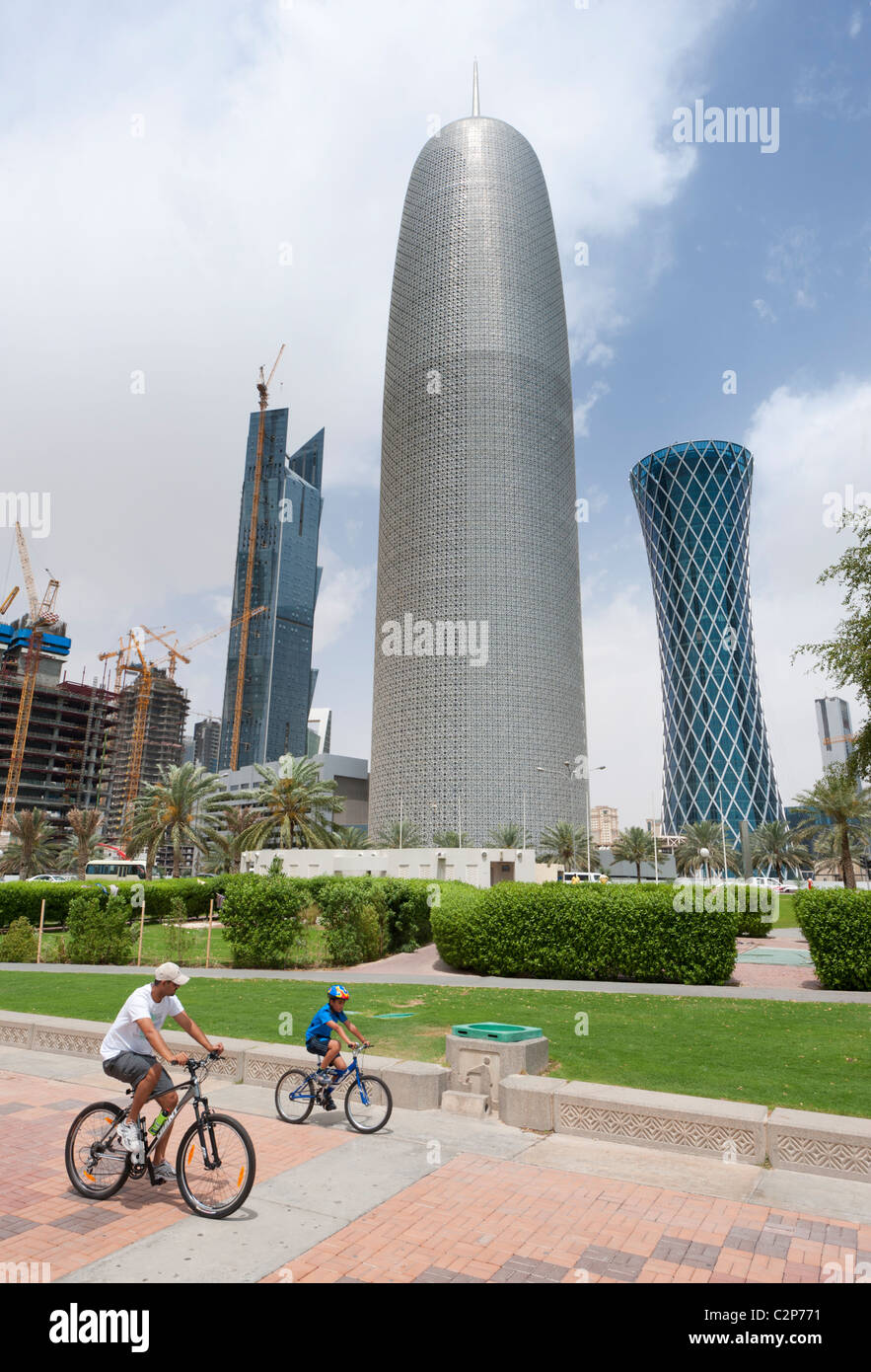Corniche ciclisti e torri di uffici nel quartiere degli affari di Doha in Qatar nel Medio Oriente Foto Stock