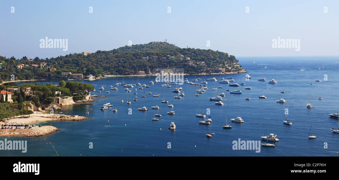 Vista panoramica di una bellissima baia vicino al porto della città di Nizza, Francia. Foto Stock