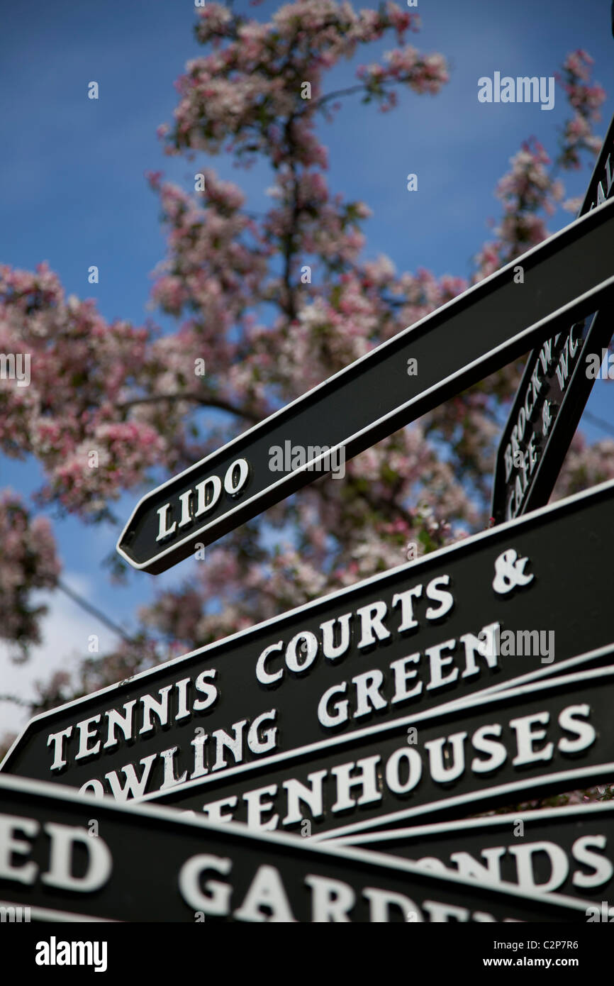 Ghisa nera Insegne Segnaletica nelle Brockwell Park Foto Stock