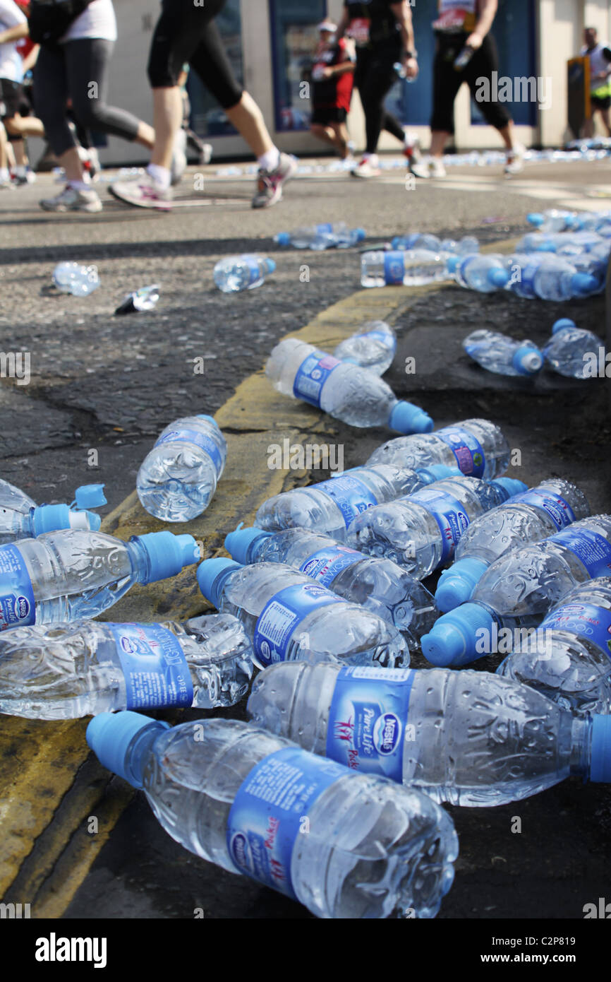 Scartato in plastica bottiglie di acqua sul percorso della maratona di Londra Foto Stock