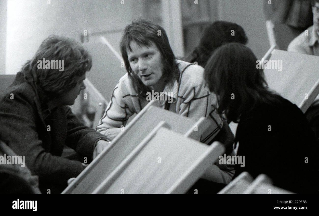 British artista e architetto Andrew Holmes in conversazione con l'architetto Paolo Shepheard presso la Net Art Gallery London REGNO UNITO 1974 Foto Stock
