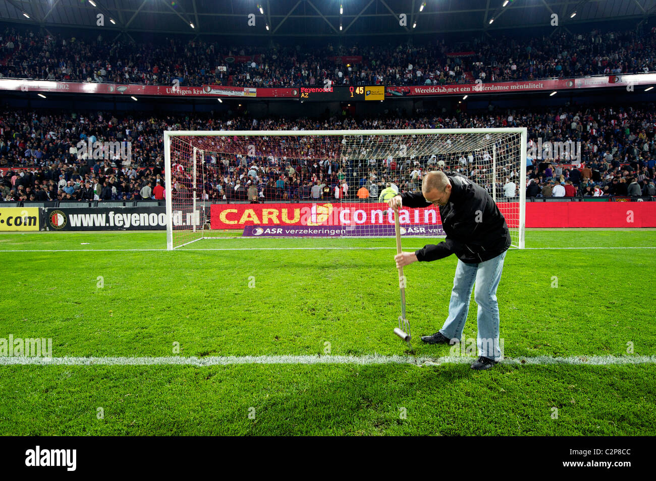 HOLLAND-ROTTERDAM-Groundsman al lavoro al football Stadium 'De Kuip', casa del Feyenoord. Il passo è il migliore in Olanda. Foto Stock