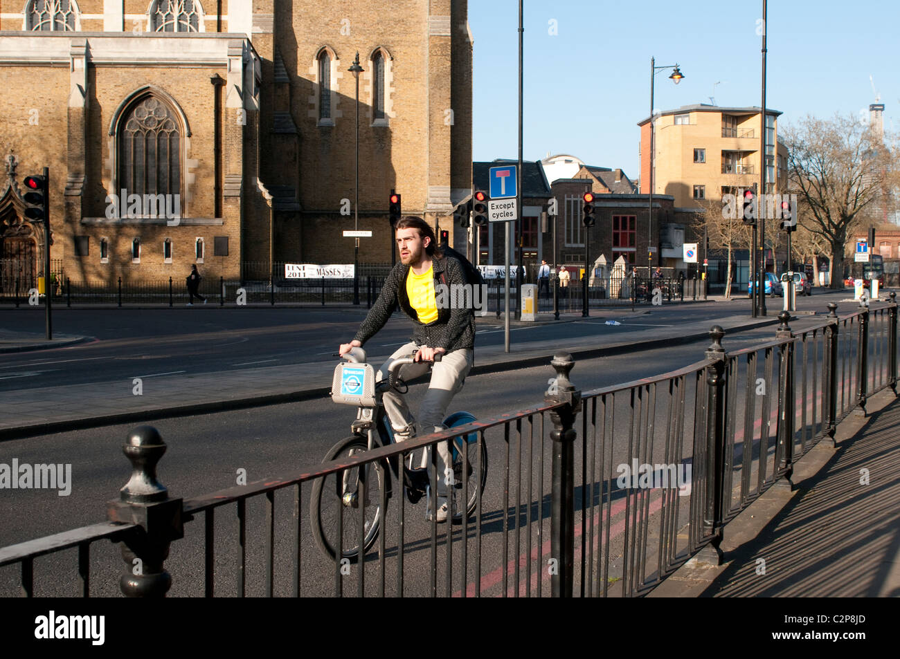 Ciclista, Lambeth Road, Southwark, Londra, Regno Unito Foto Stock