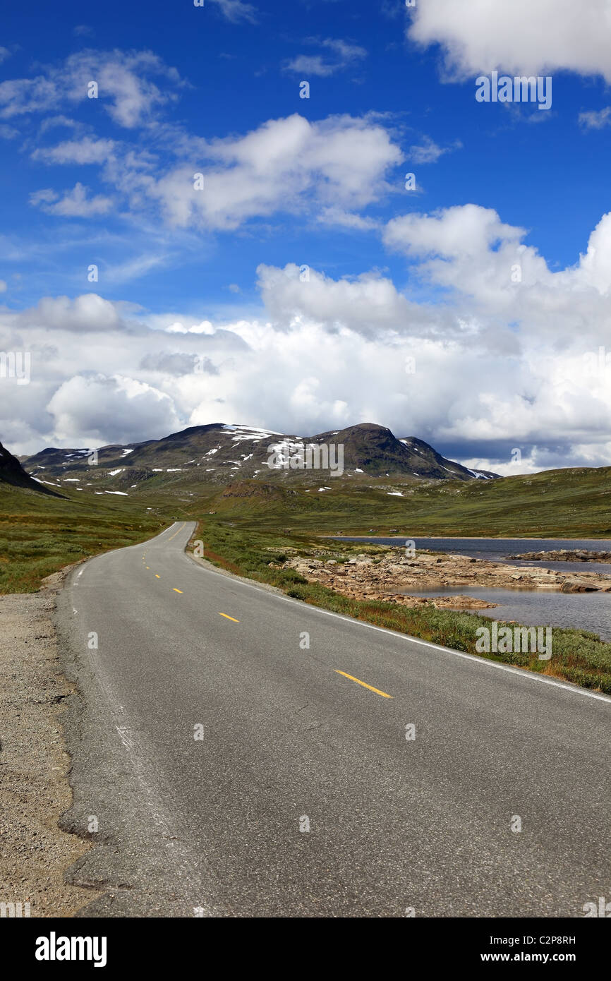 Strada norvegese, situato nella profondità della montagna, scandinavo Europa paesaggi. Foto Stock